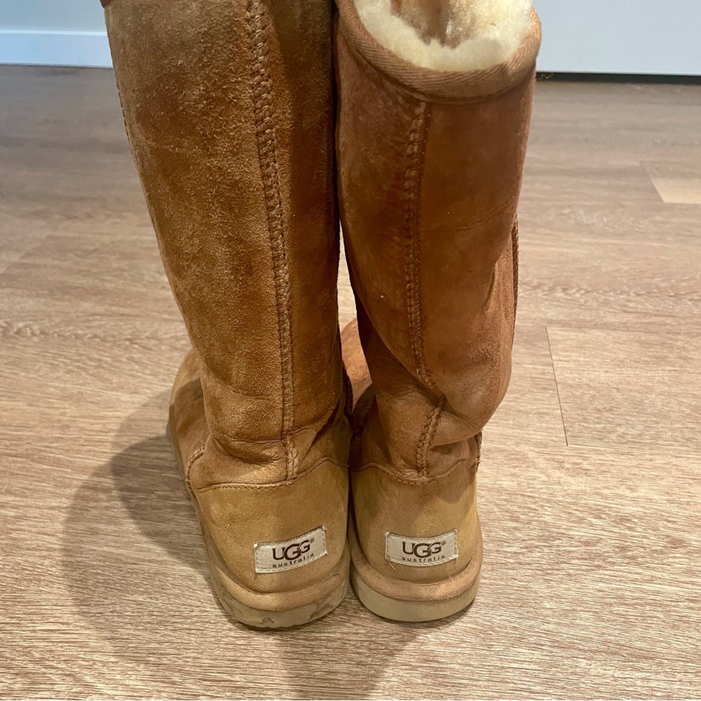 Brown/Tan Uggs tall boots with fleece lining (size 8)